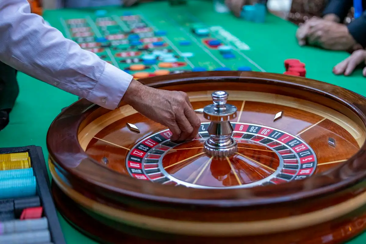 Ruleta med igro v večernem ambientu